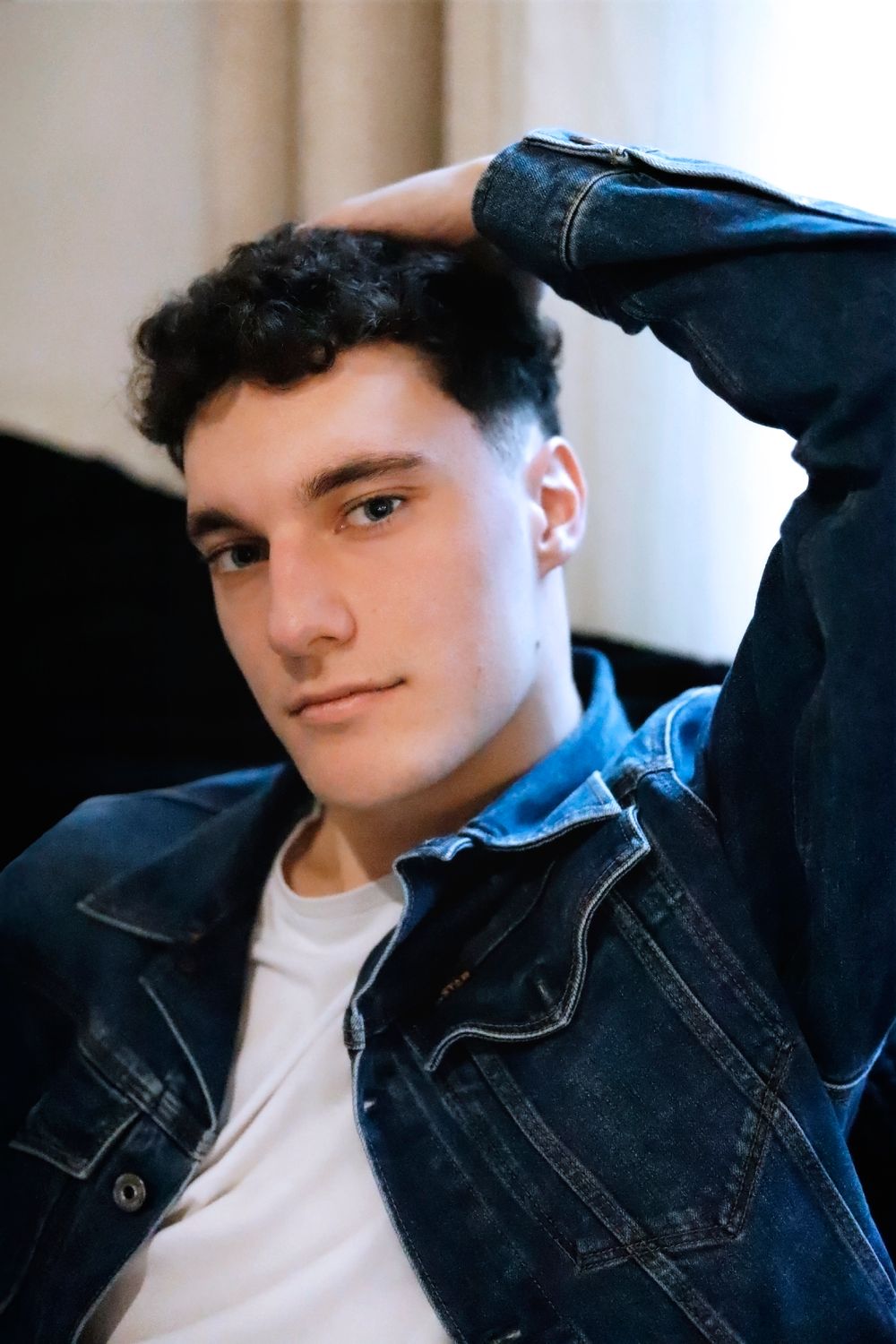 Séance photo par Chaemi Studio, photographe portrait à Montpellier. Shooting créatif masculin dans une ambiance moderne, grunge et élégante.