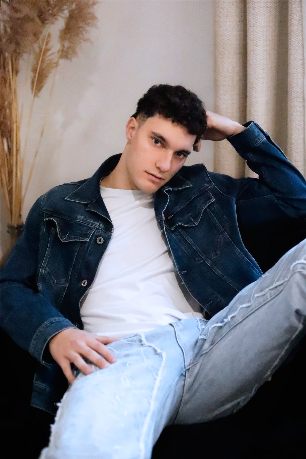 Séance photo par Chaemi Studio, photographe portrait à Montpellier. Shooting créatif masculin dans une ambiance moderne, grunge et élégante.