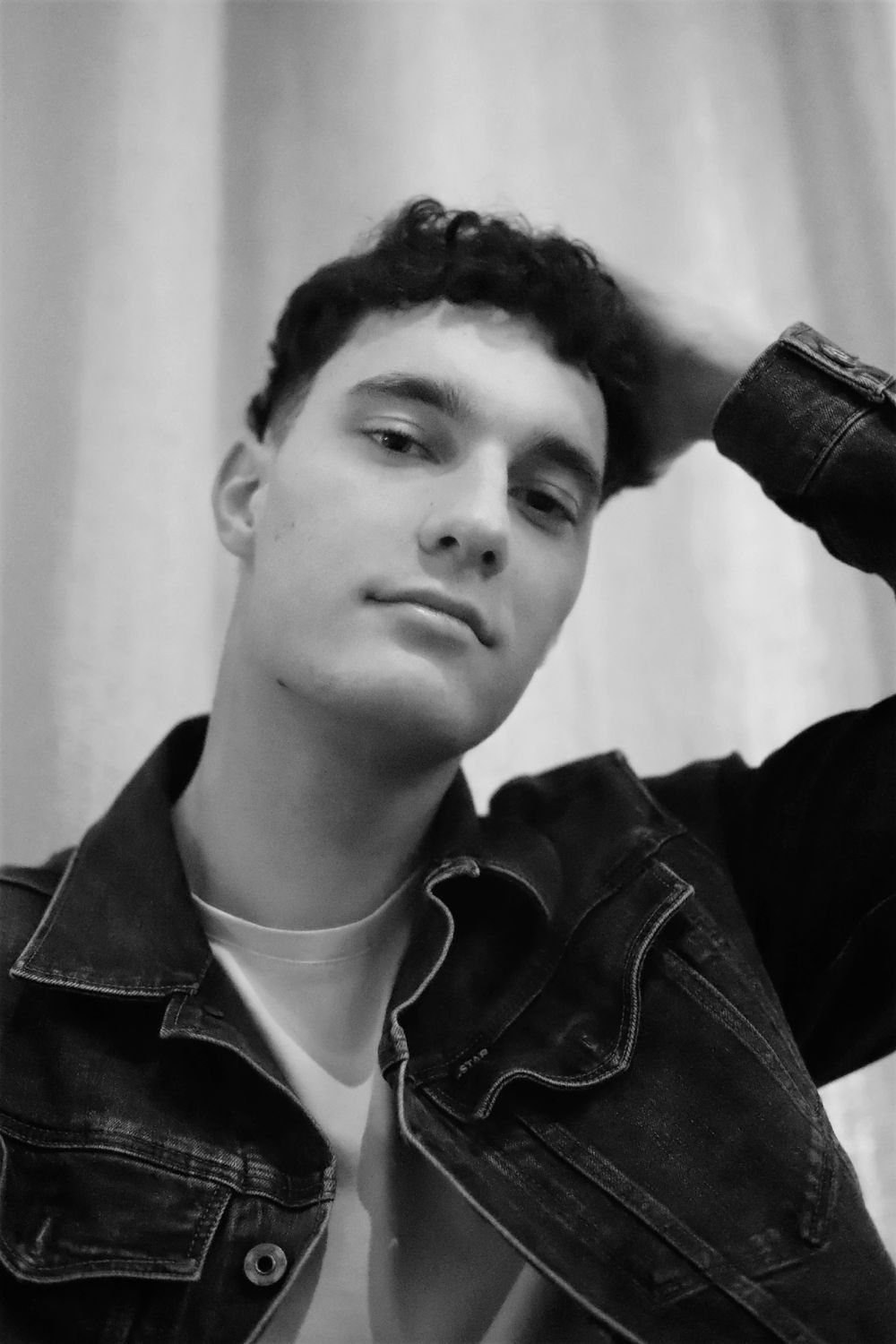 Séance photo par Chaemi Studio, photographe portrait à Montpellier. Shooting créatif masculin dans une ambiance moderne, grunge et élégante.