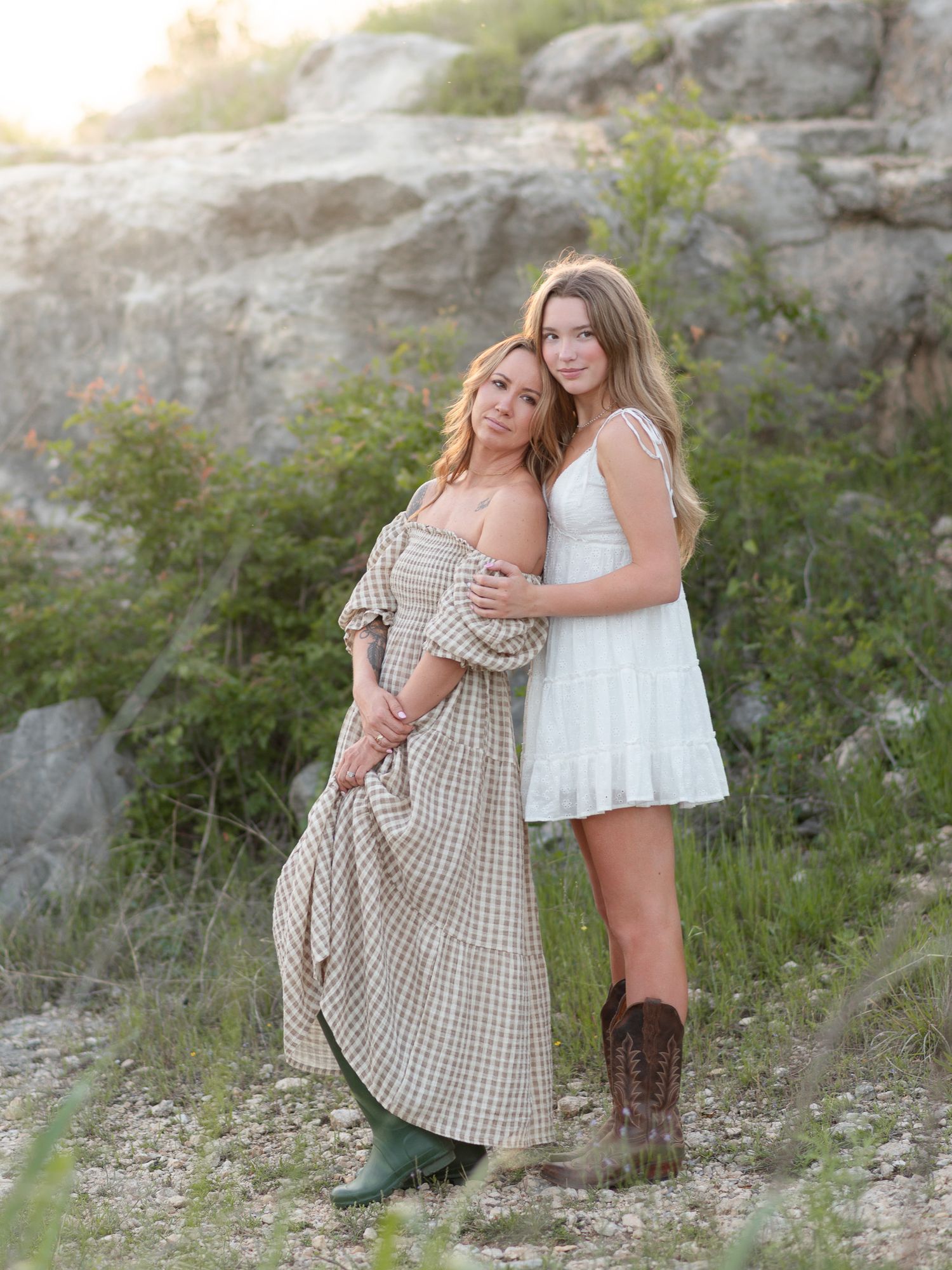 Mother leans on teenage daughter during a family session in Belton, Texas.