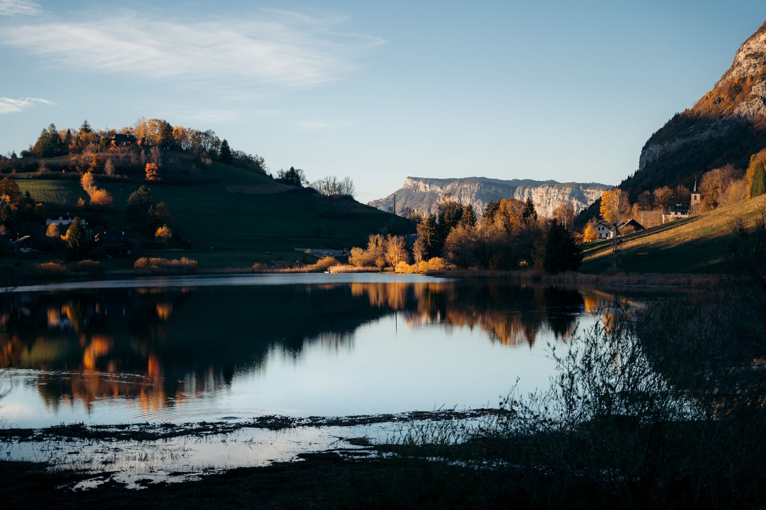 Lac de la Thuile dans les Bauges au dessus de Chambéry en automne
