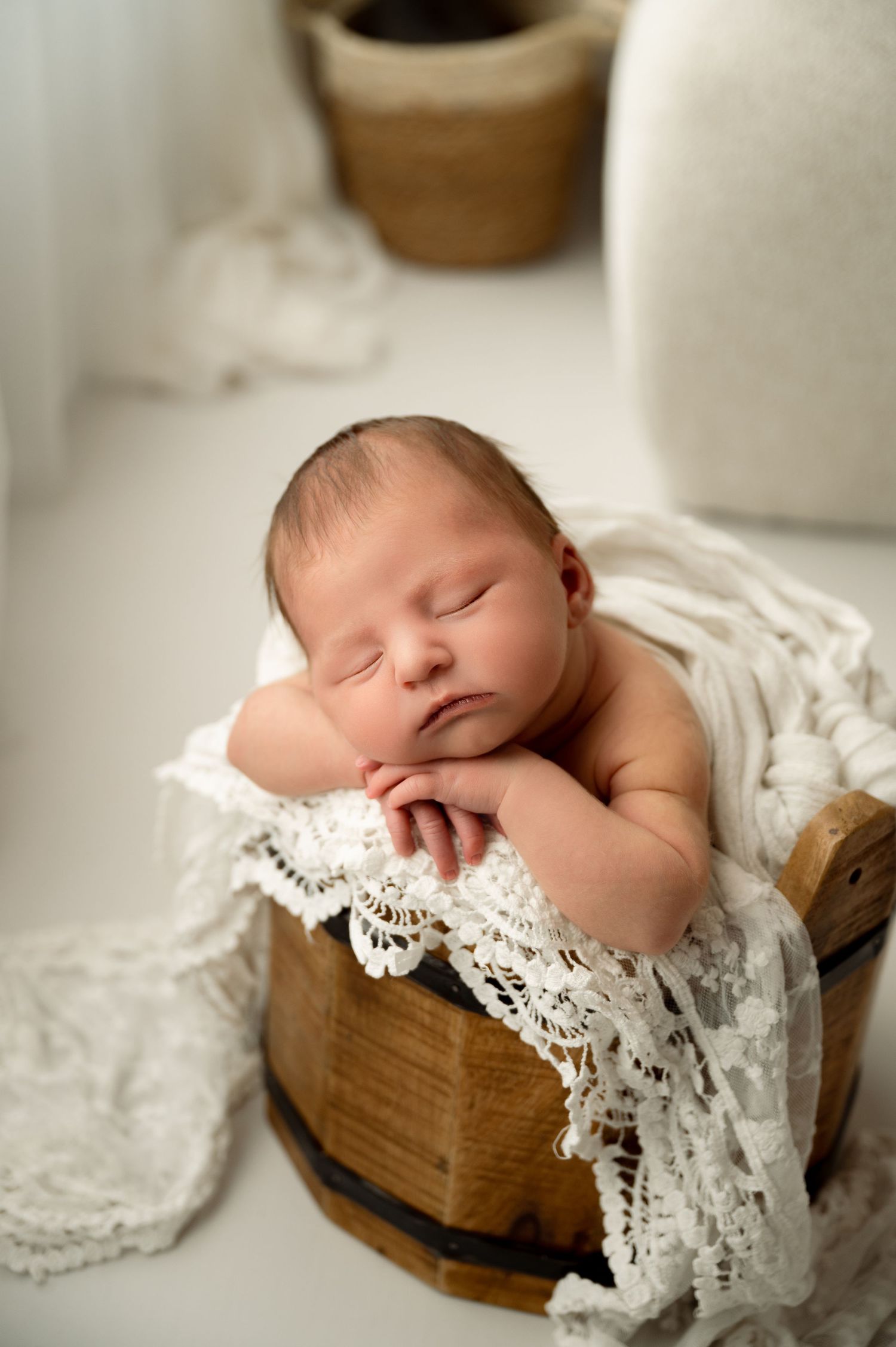 Photographie de nouveau né réalisée en lumière naturelle au studio à Villers Saint Barthélémy proche Beauvais