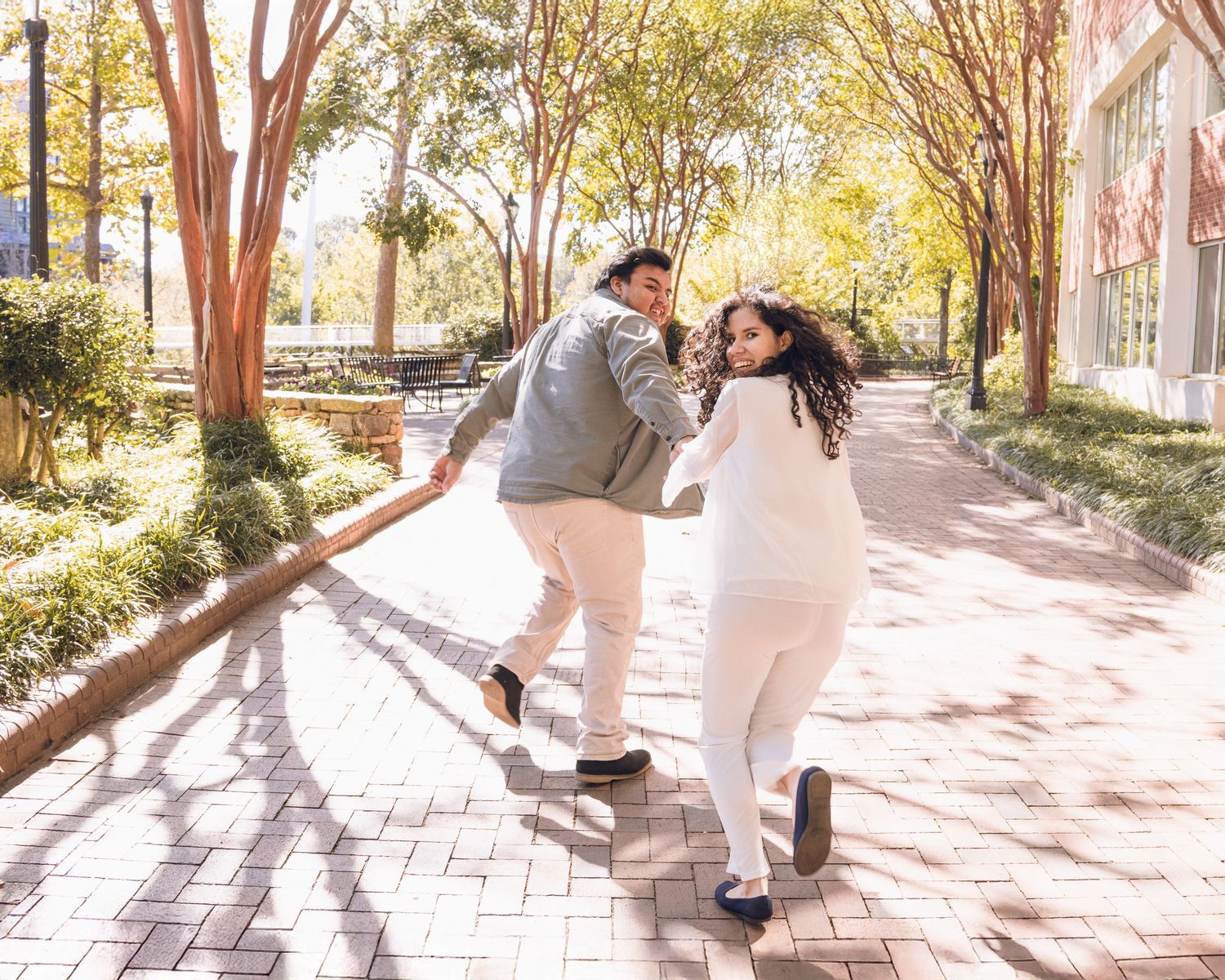 Footografia de pareja corriendo en down townw greenville sc