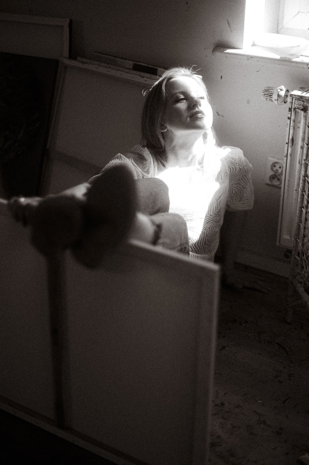 Senny, eteryczny portret malarki w jej atelier, fotografia czarno biała.