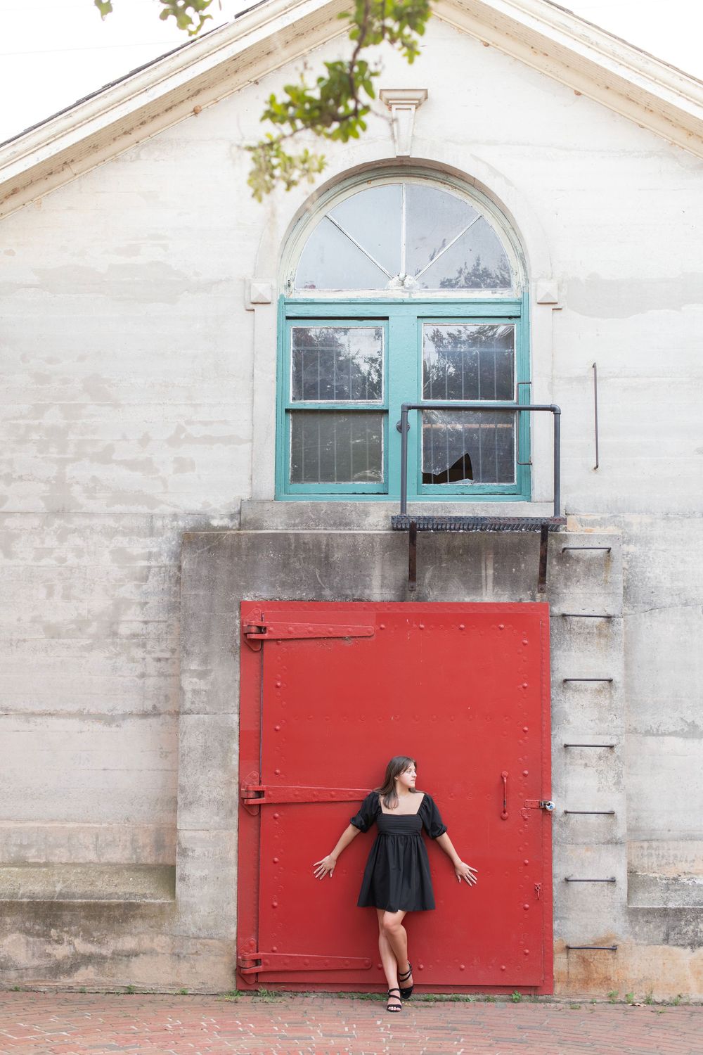 Girl poses for senior session at unique downtown Columbia riverfront location.