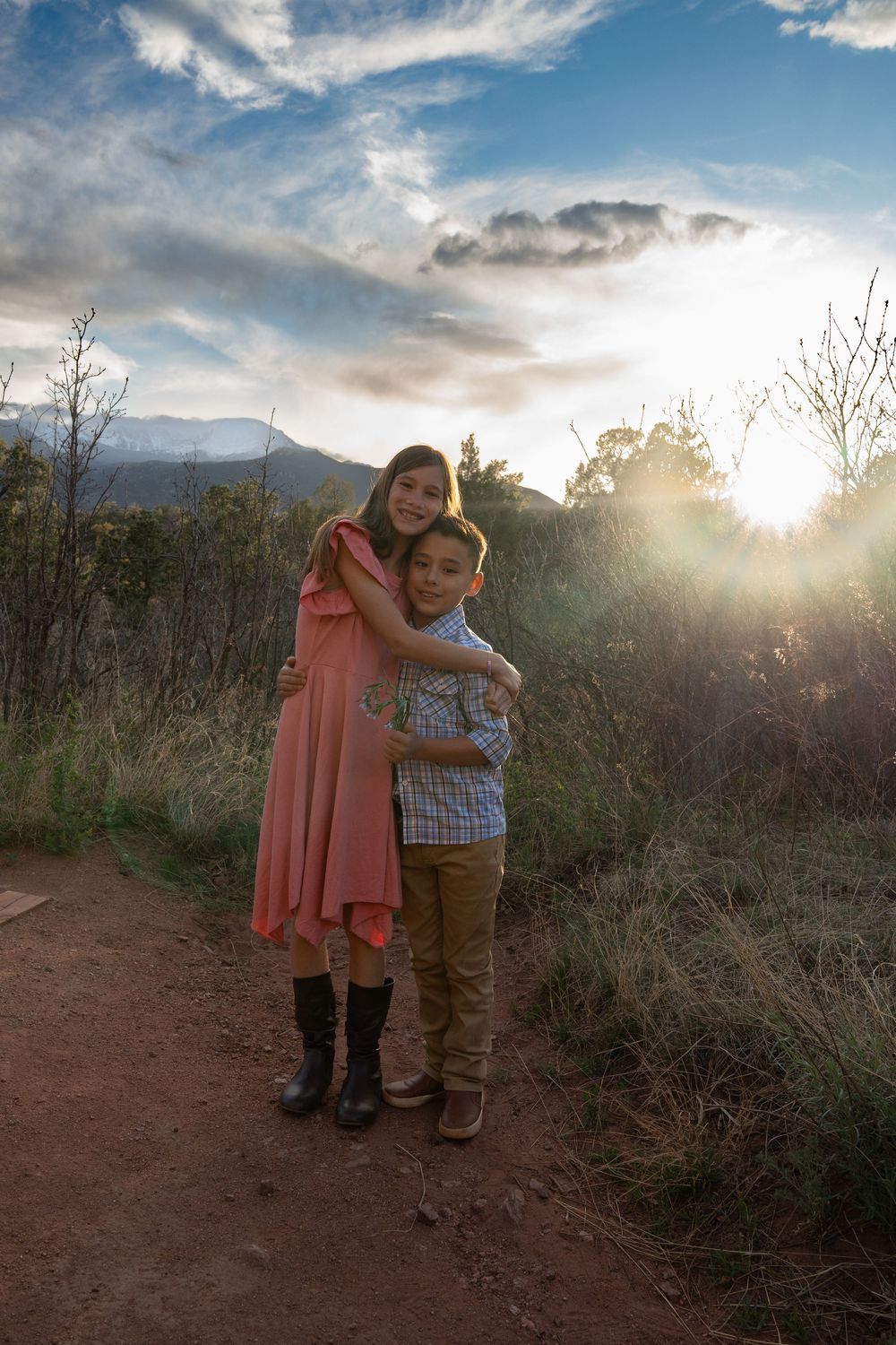 Family photographer at Garden of the Gods in Colorado Springs. Family session Colorado outdoors mountain scene