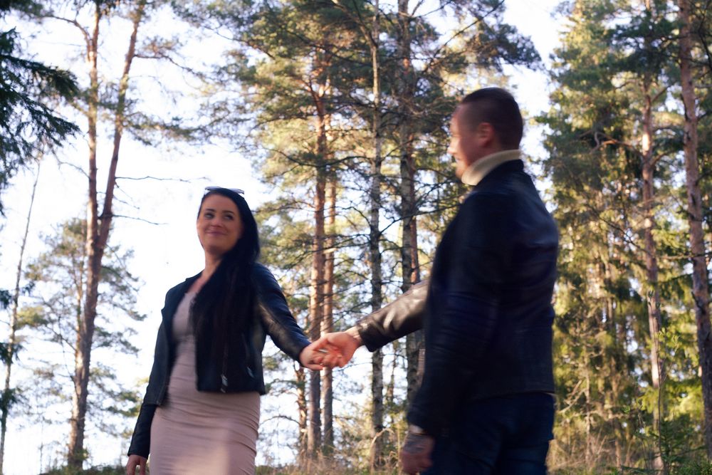 Kuva pariskunnasta metsässä pehmeässä valossa Liedossa