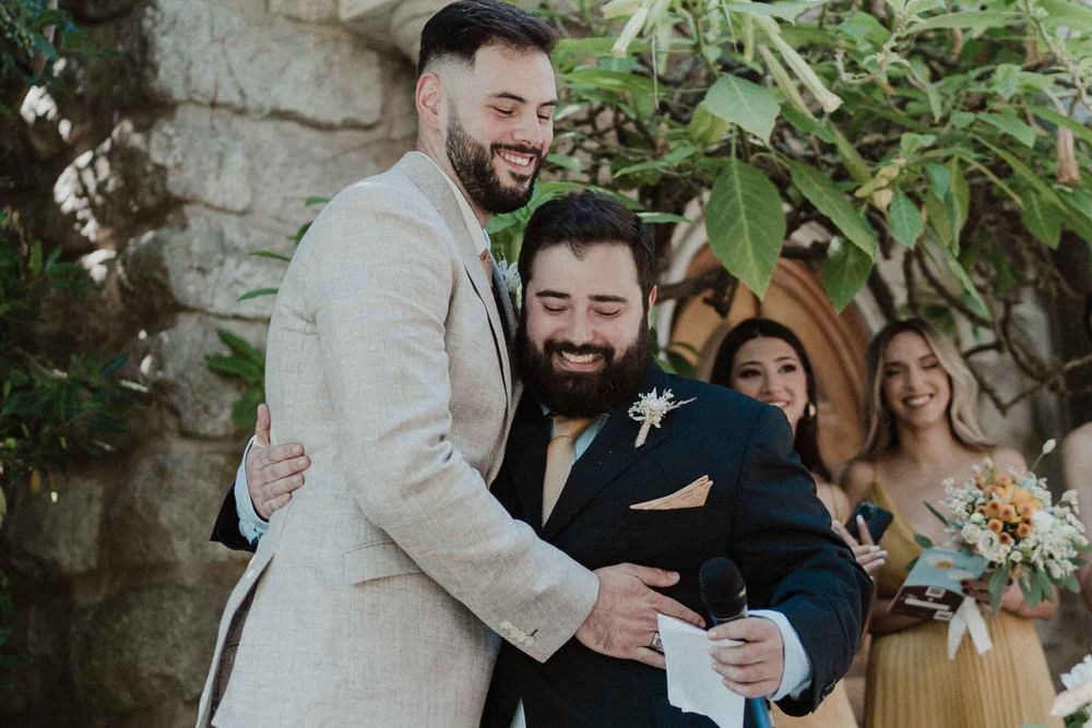 wedding friends group hug ceremony porto