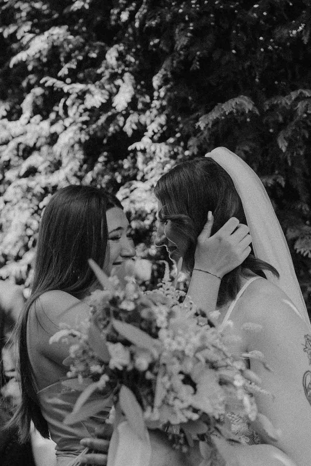 bride holding bouquet ceremony porto