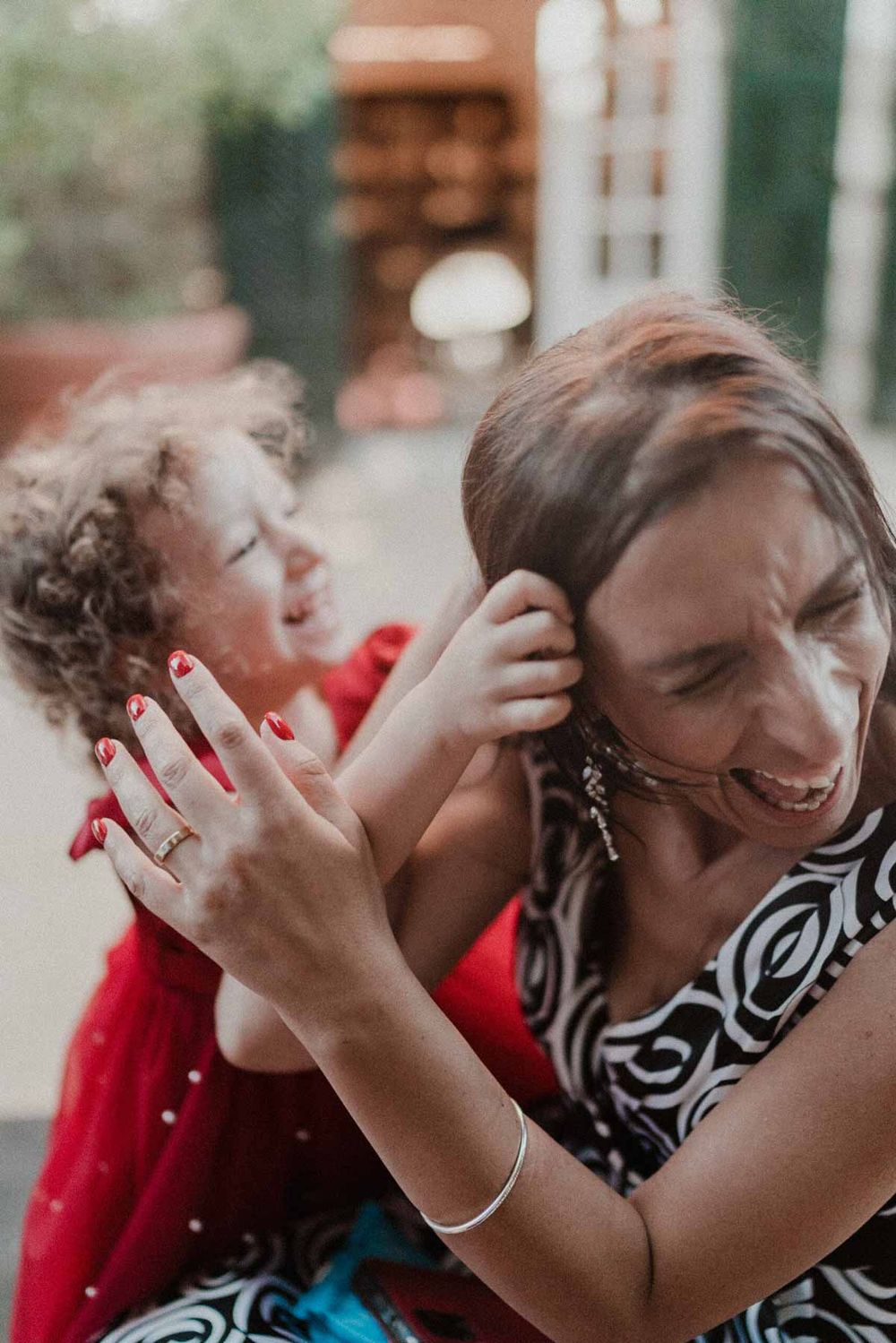 wedding guest laughing outdoor ceremony porto