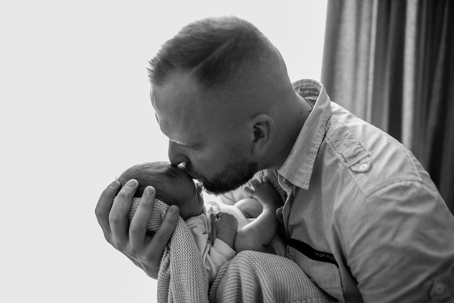 Autentické newborn fotenie a prirodzené emócie v Bratislave. 10 rokov praxe v newborn fotografii, Domi Bobák zachytenie šťastia s otcom