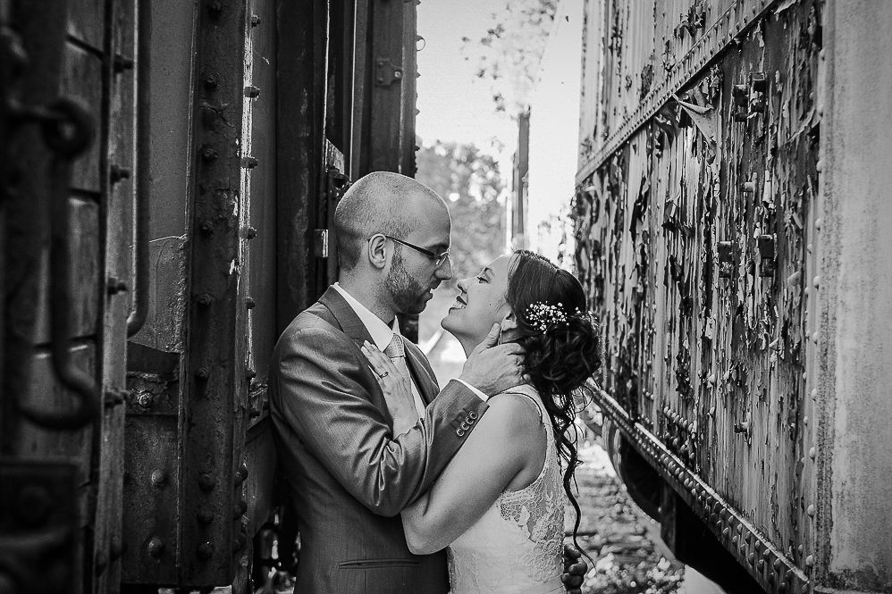 Mariage alternatif avec photos de couple dans une ancienne gare abandonnée