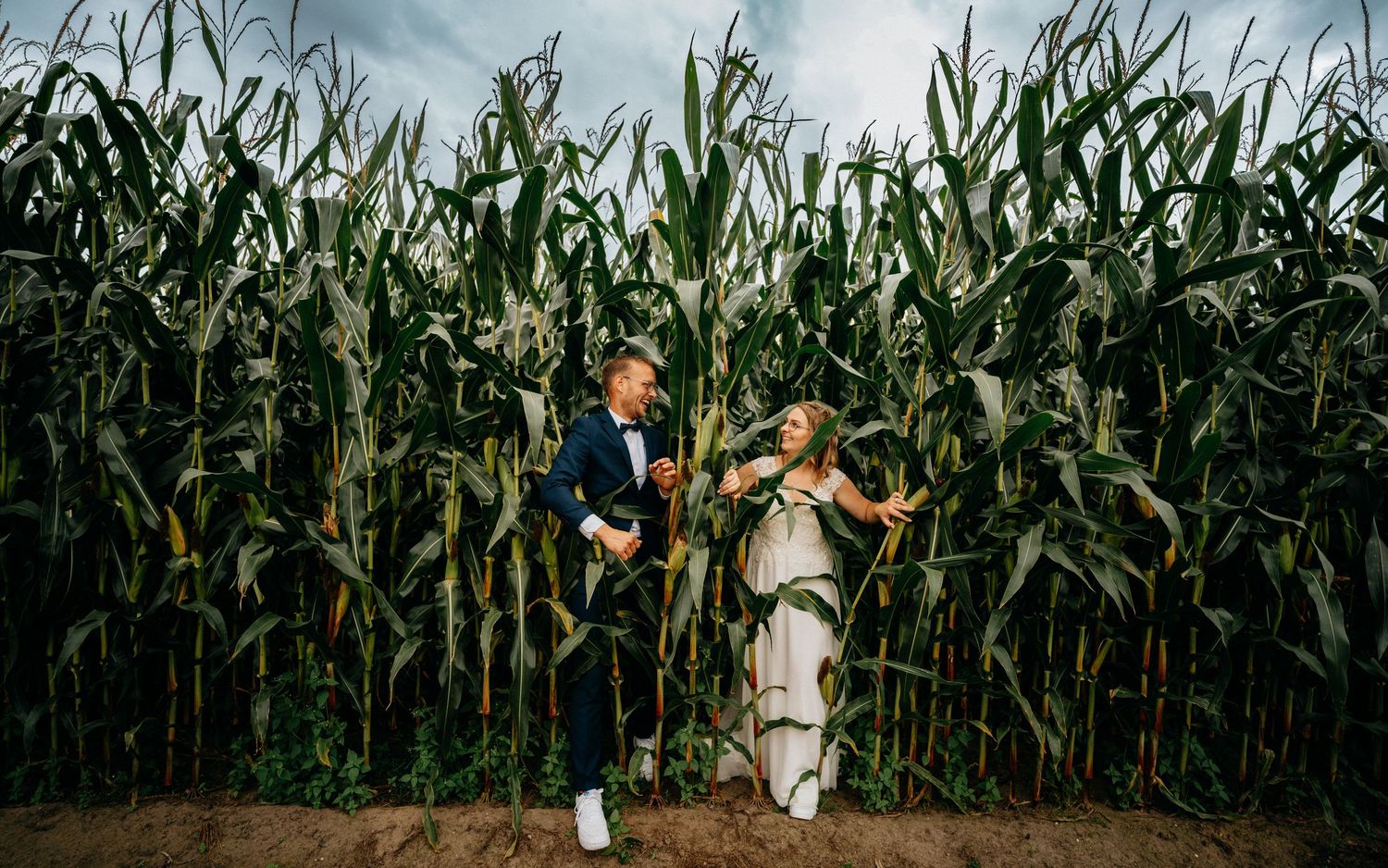 Struuken duuken! Deze newlyweds duiken samen de mais in.