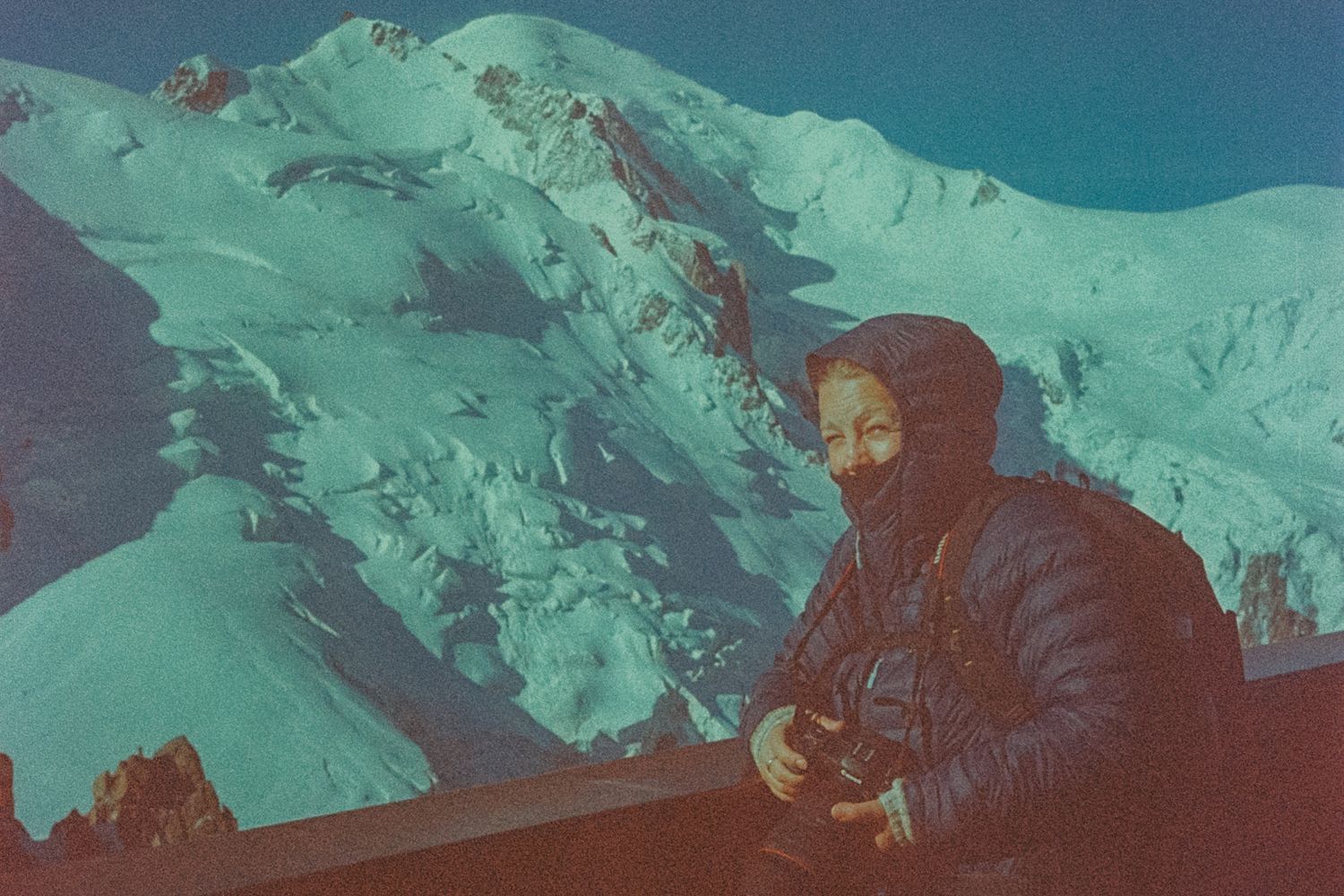 Bilde av meg hvor jeg er på tur med kamera rundt halsen. Det er kaldt så jeg har på meg boblejakke. Bak med i det fjerne ser man Mont Blanc.