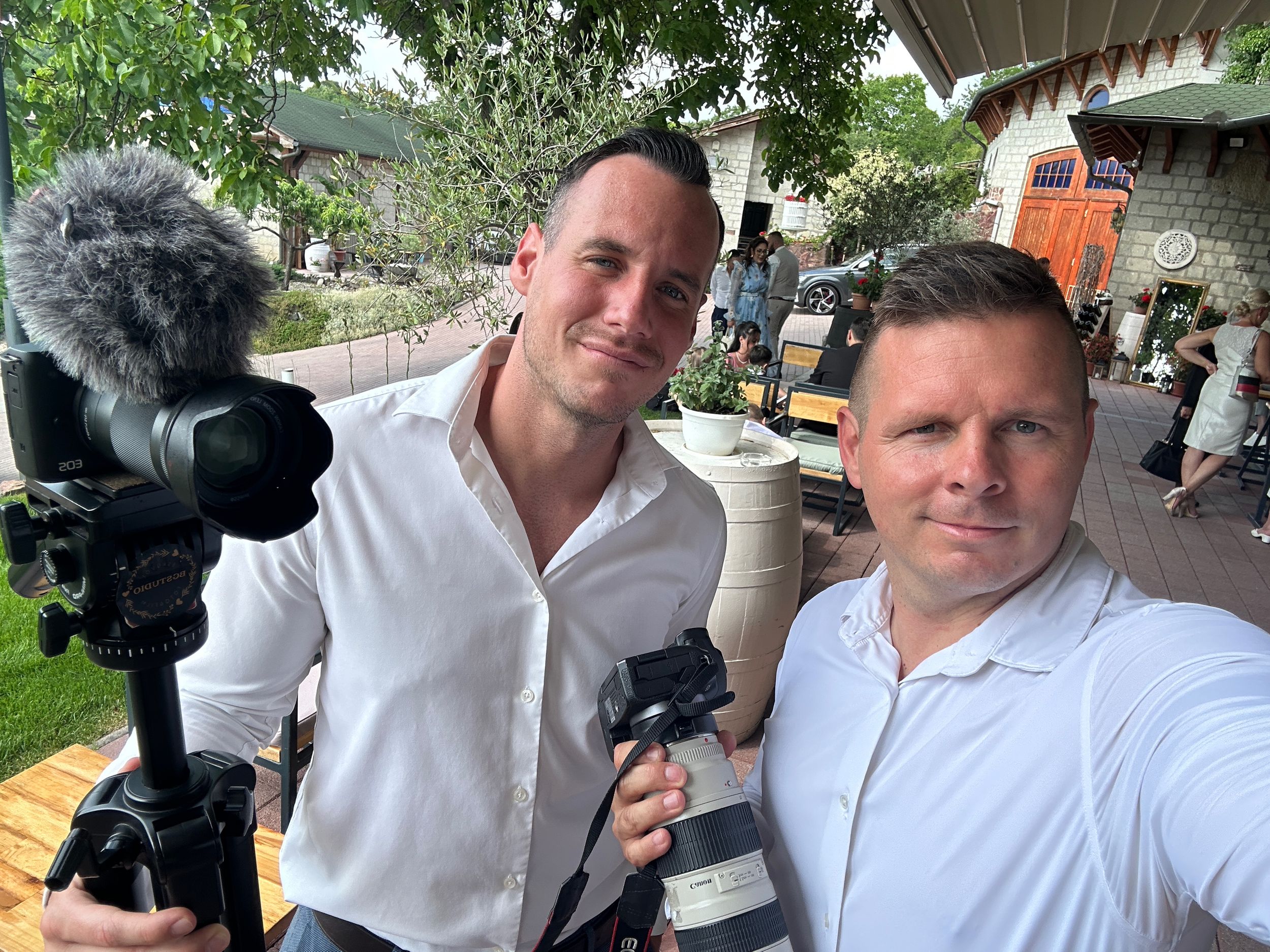 Esküvői videós csapat munka közben kültéri helyszínen – BG Studio esküvői film