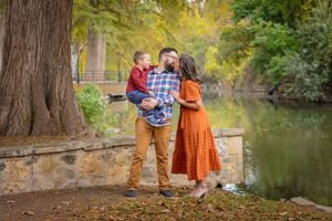 family portraits with natural light in San Antonio. Candid family photography at Brackenridge Park San Antonio, TX