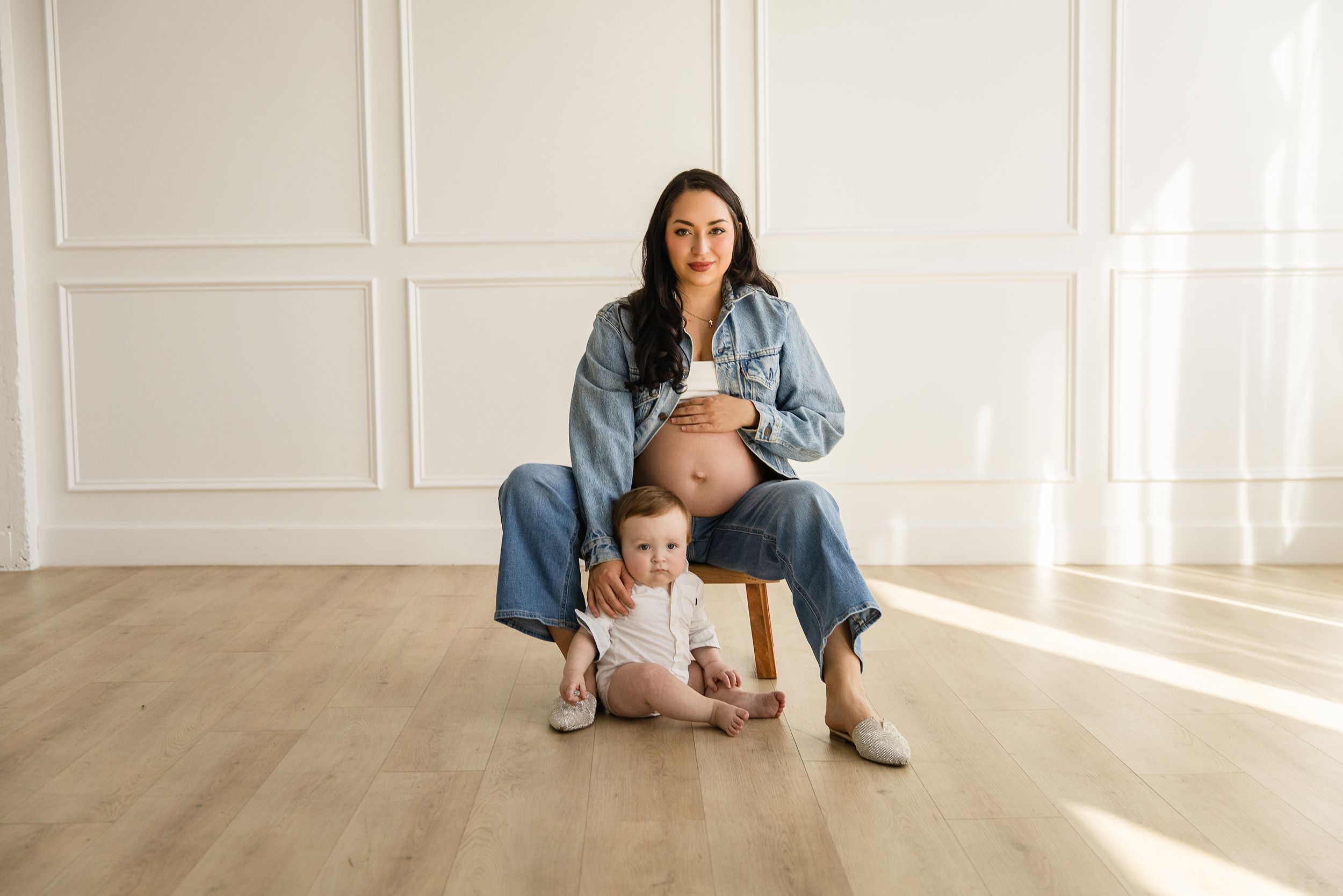 Editorial in-studio maternity portraits with soft light in San Antonio

Fine art studio maternity photography in San Antonio Texas

Minimali