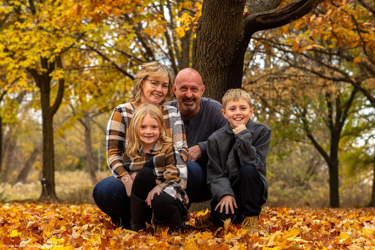 Gorgeous Fall Family Photo photographed by Chris Randell, Linx Photography of Barrie Ontario