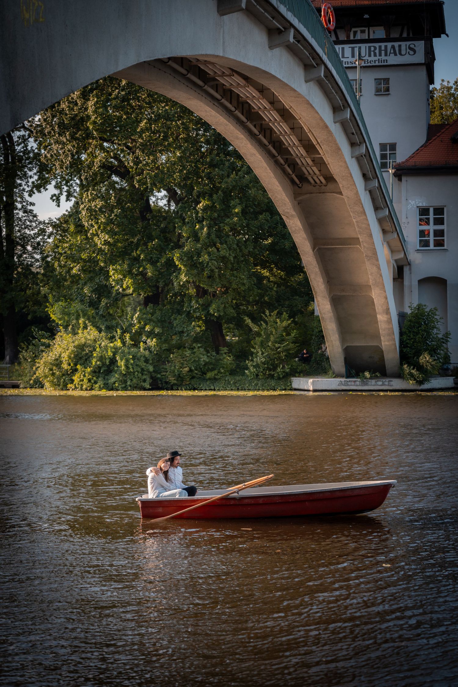 Paar Shooting an der Monbijoubrücke in Berlin