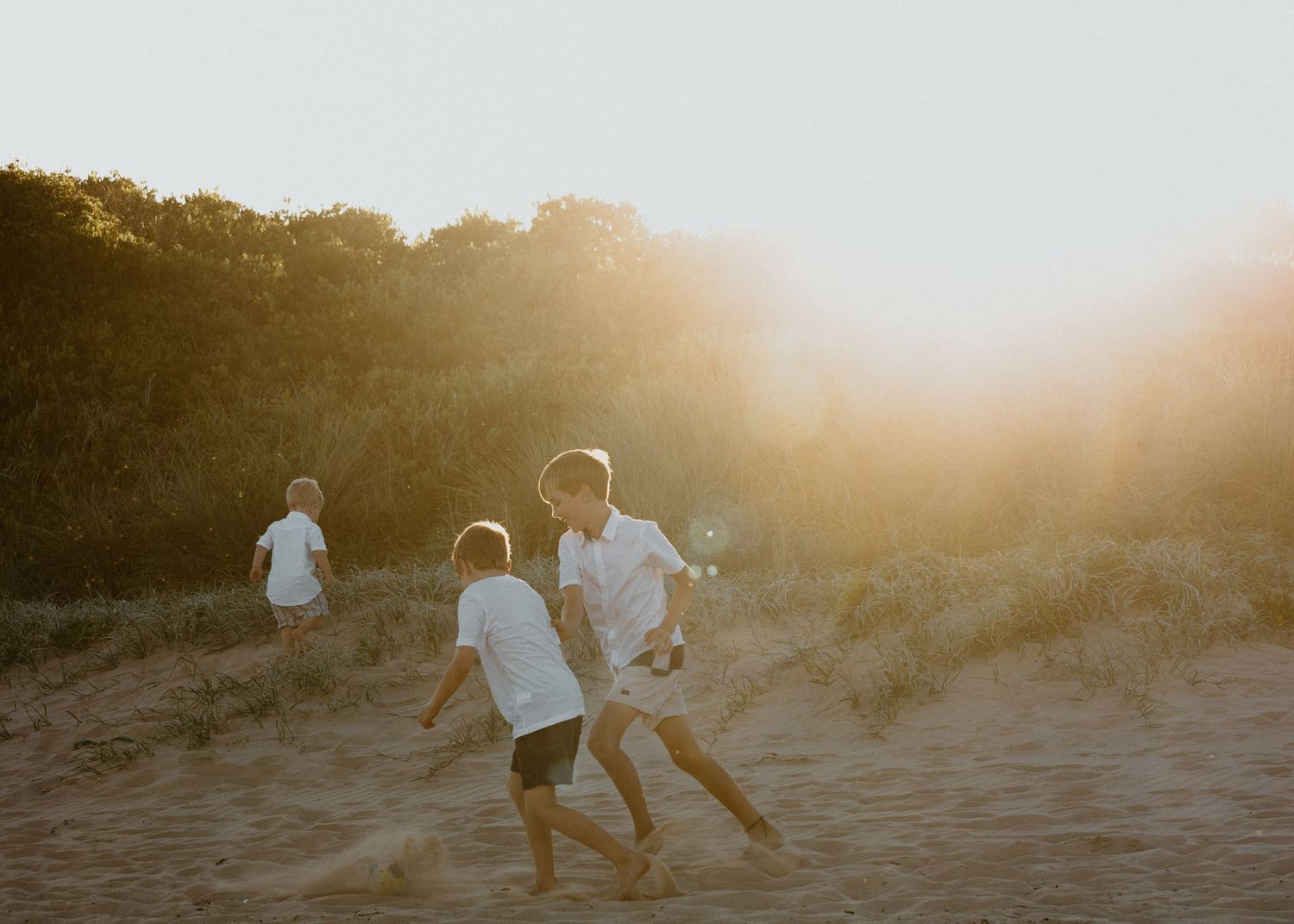 Family beach photoshoot in Corrimal, Wollongong by Lovers and Bubs, timeless family photography in the Illawarra. Newborn photos Bulli.