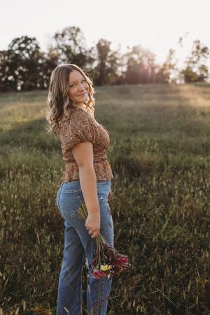 high school senior girl, senior portrait, field, flowers, New Haven mo