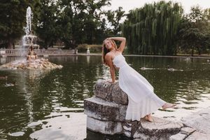 high school senior girl, senior portrait,, st Louis tower grove park, fountain