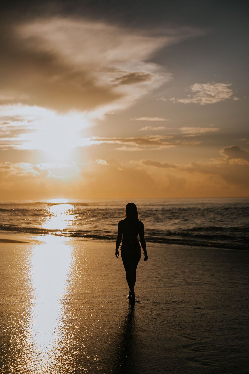 Lifestyle portrait with ocean views at Saba Beach