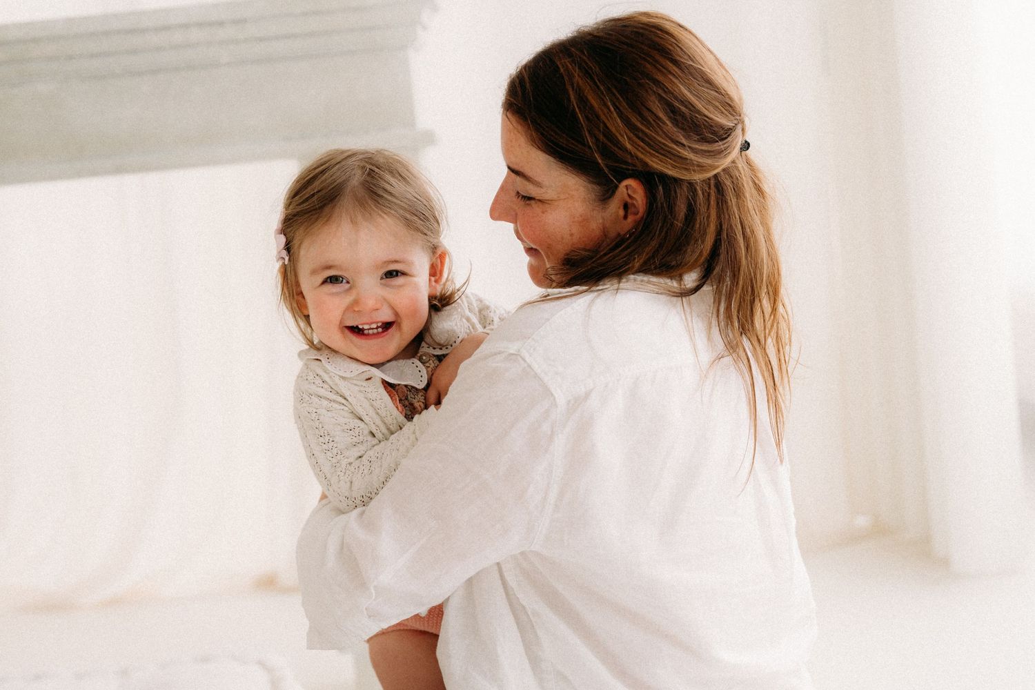 Mama knuffelt haar dochter tijdens een Mommy & Me shoot.