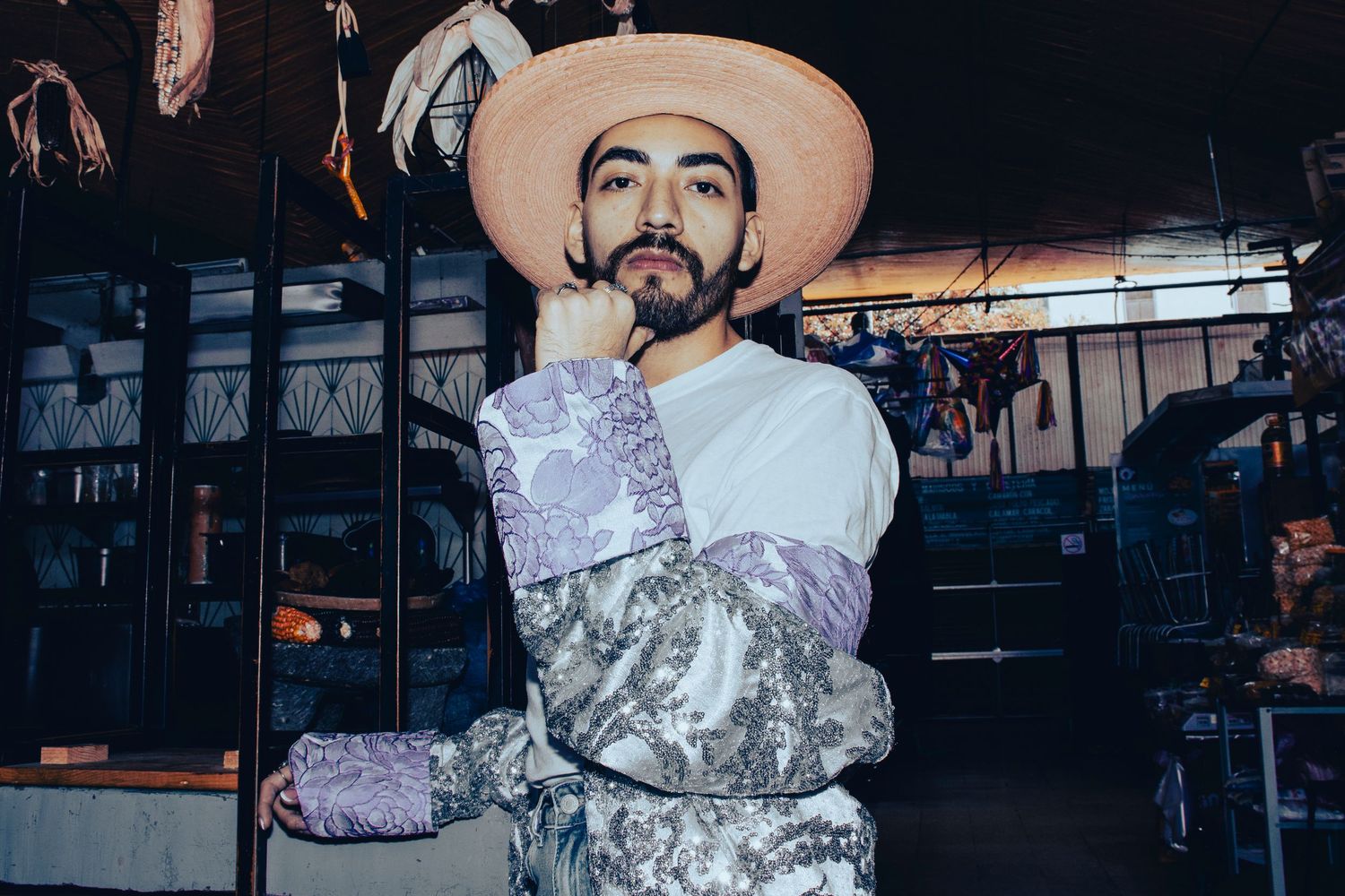 Retrato conceptual de moda masculina con iluminación técnica en entornos urbanos populares.