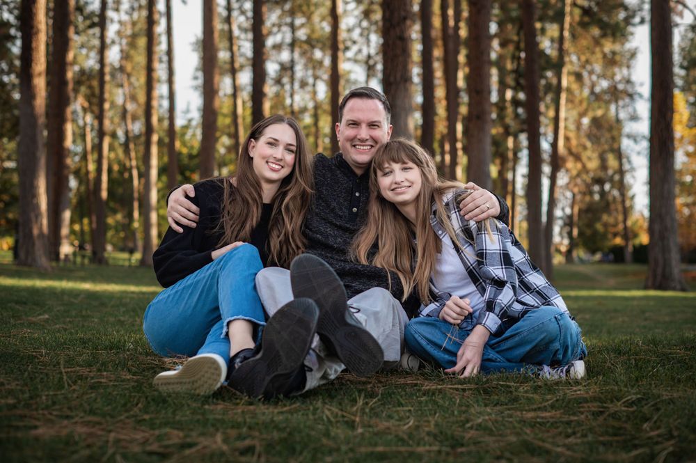 a family photo taken at a park in Spokane Washington by Jessica Rae Photography.