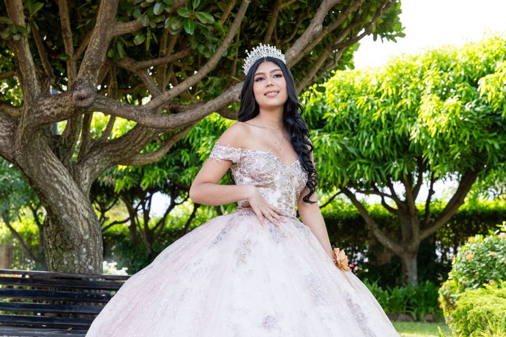 Retrato profesional de quinceañera con vestido largo en Valledupar