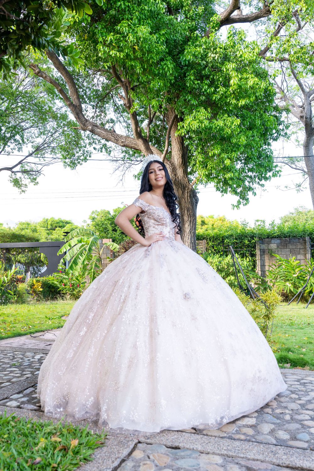 Retrato profesional de quinceañera con vestido largo en Valledupar