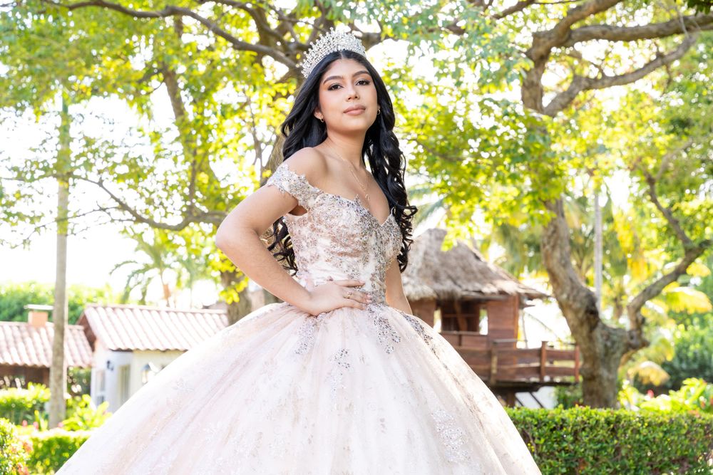 Fotos de fiesta de quinceaños con decoración sencilla y elegante en exteriores
