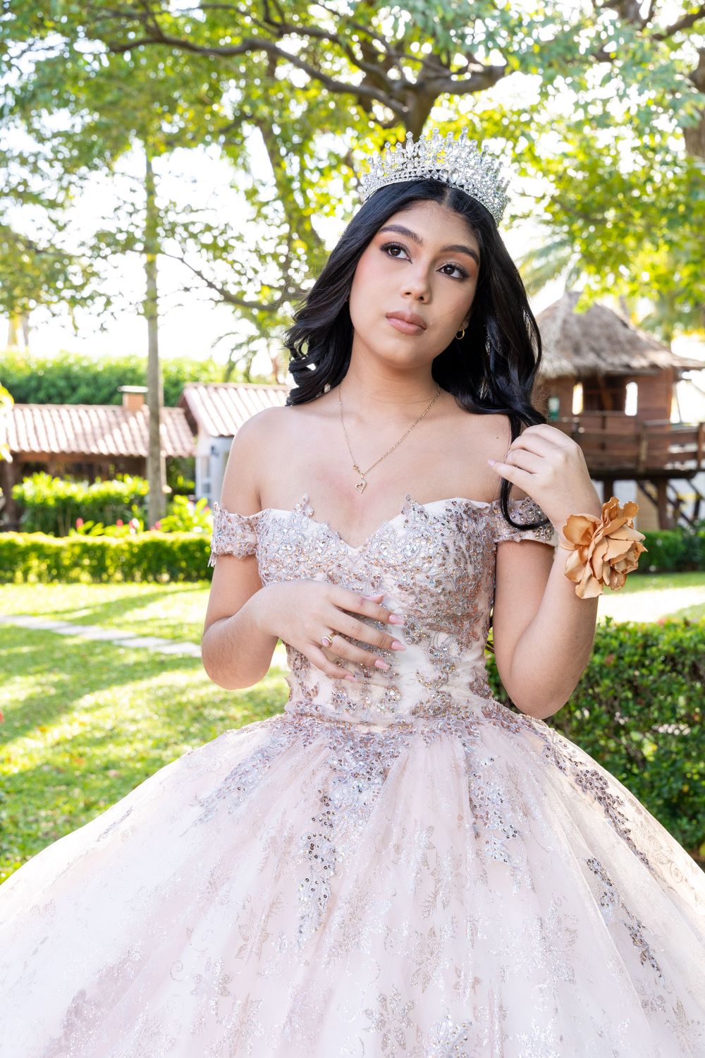 Sesión fotográfica de decoración para quinceañeras con flores y luces