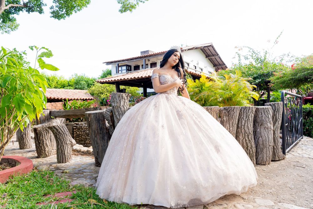 Sesión fotográfica de decoración para quinceañeras con flores y luces