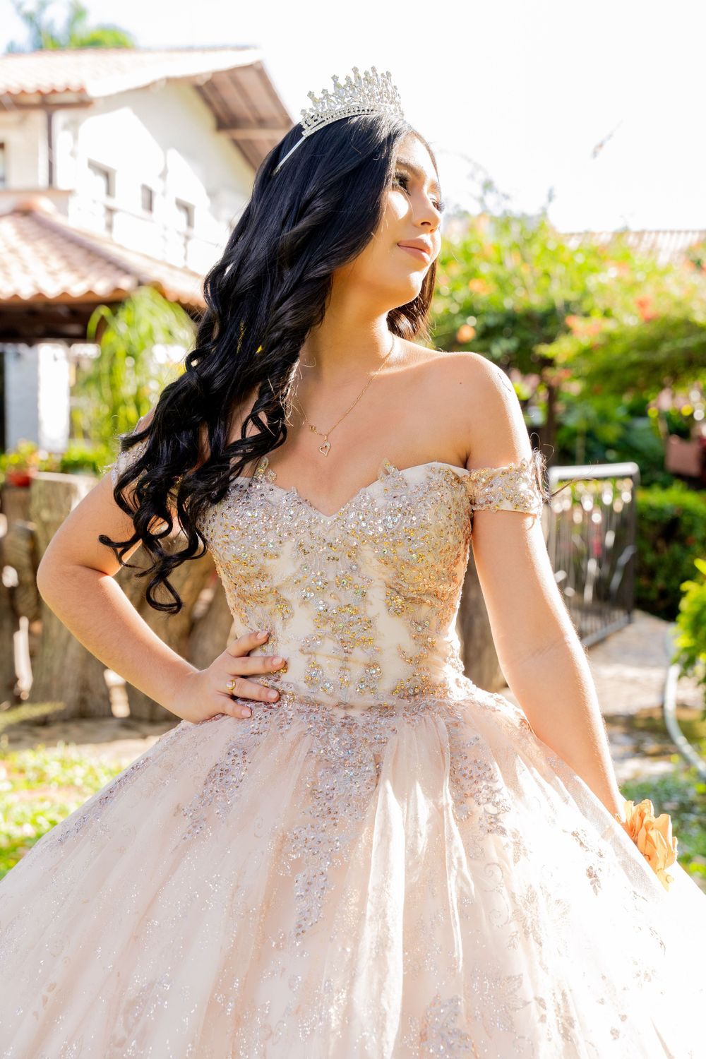 Sesión fotográfica de decoración para quinceañeras con flores y luces
