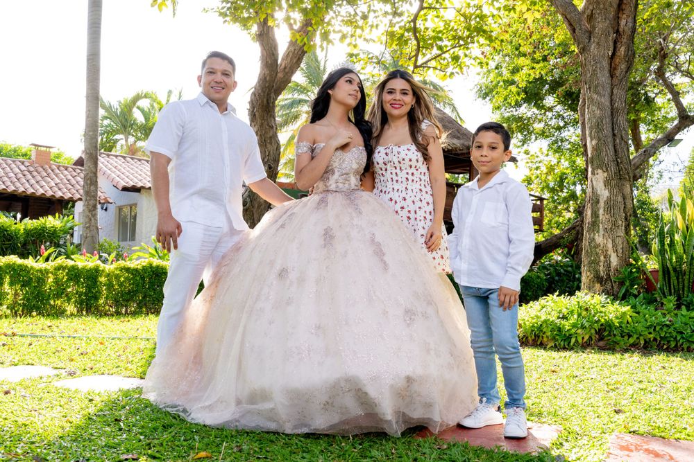 Retrato profesional de quinceañera con vestido largo en Valledupar