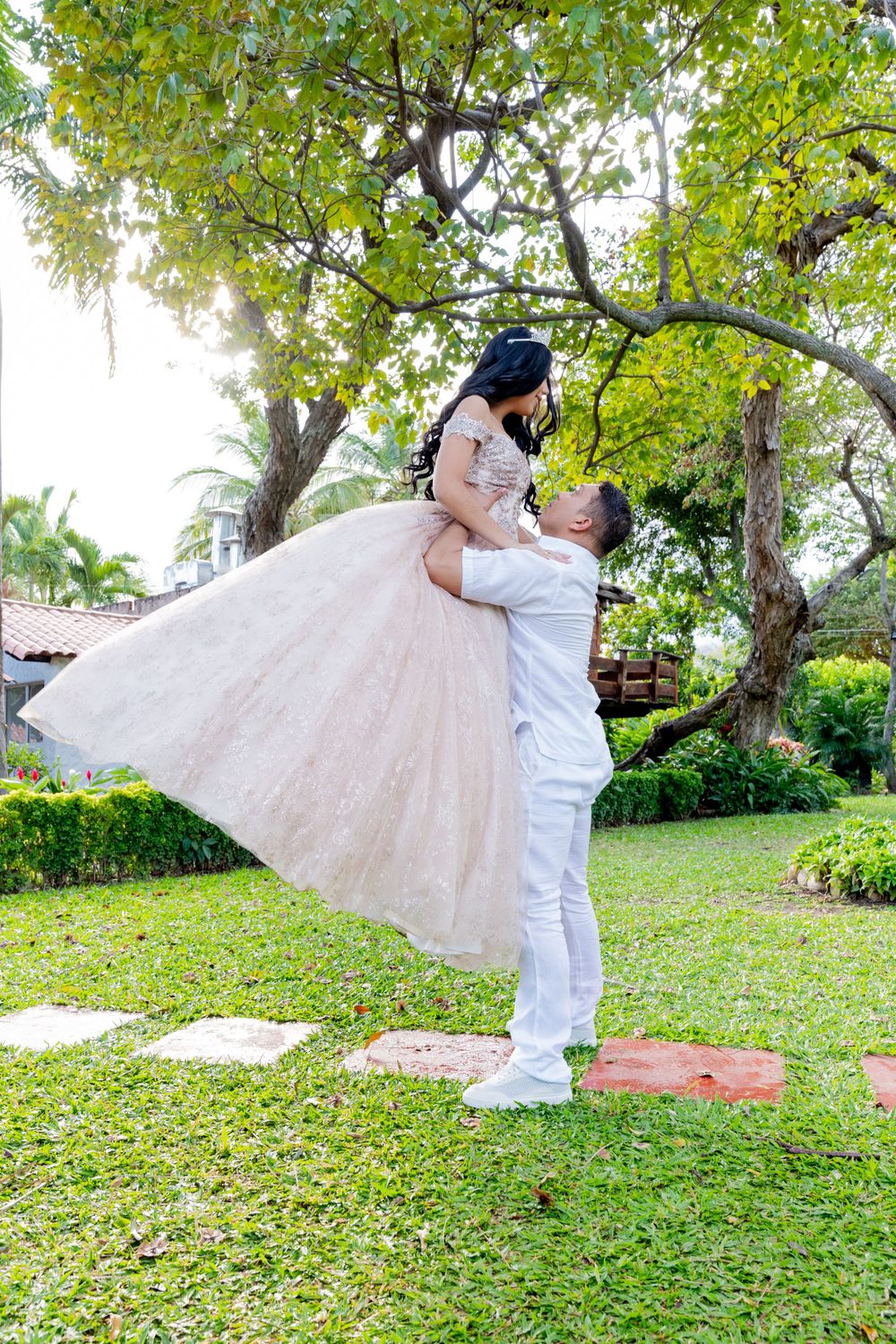 Retrato profesional de quinceañera con vestido largo en Valledupar