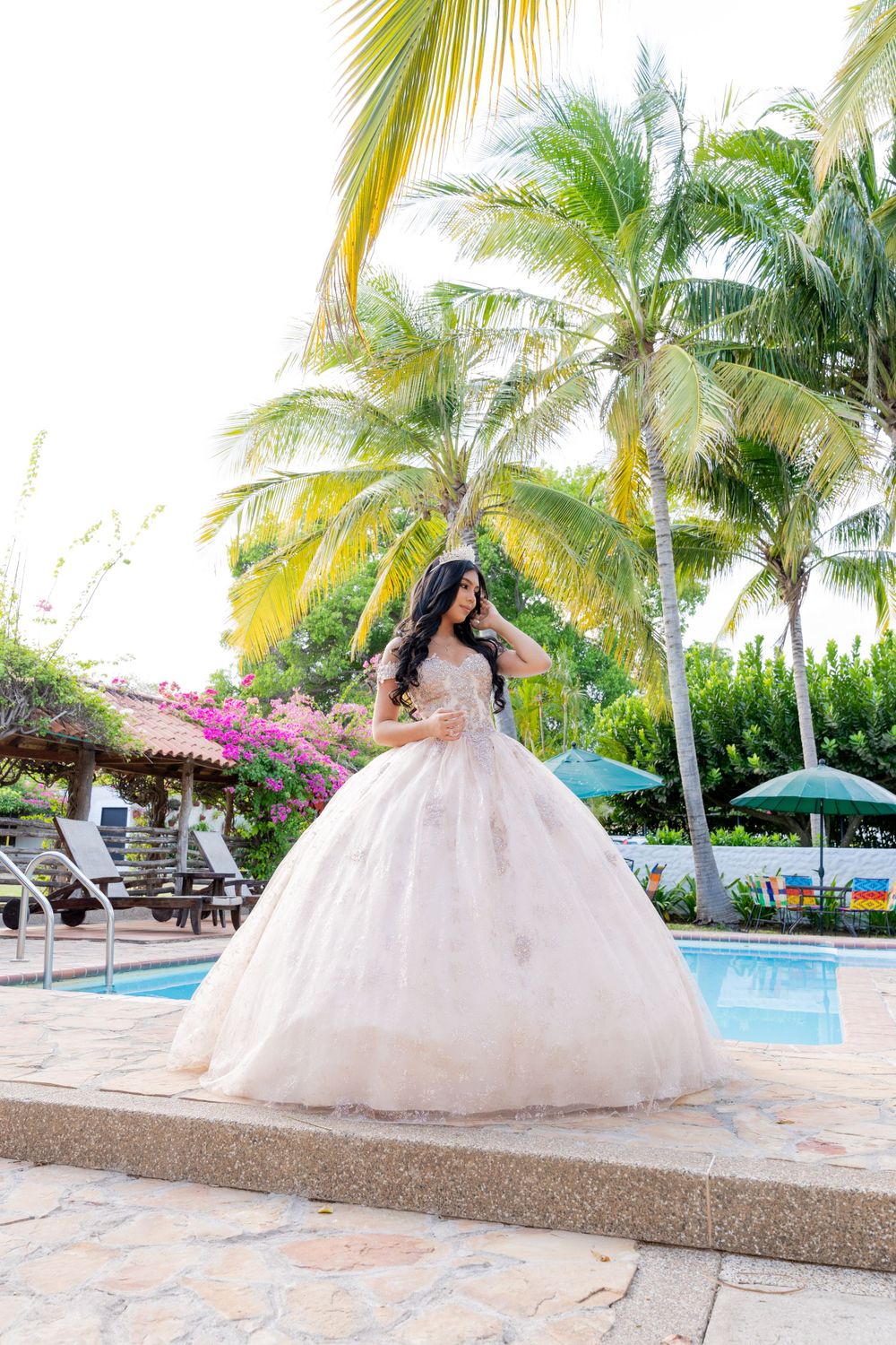 Fotos de fiesta de quinceaños con decoración sencilla y elegante en exteriores