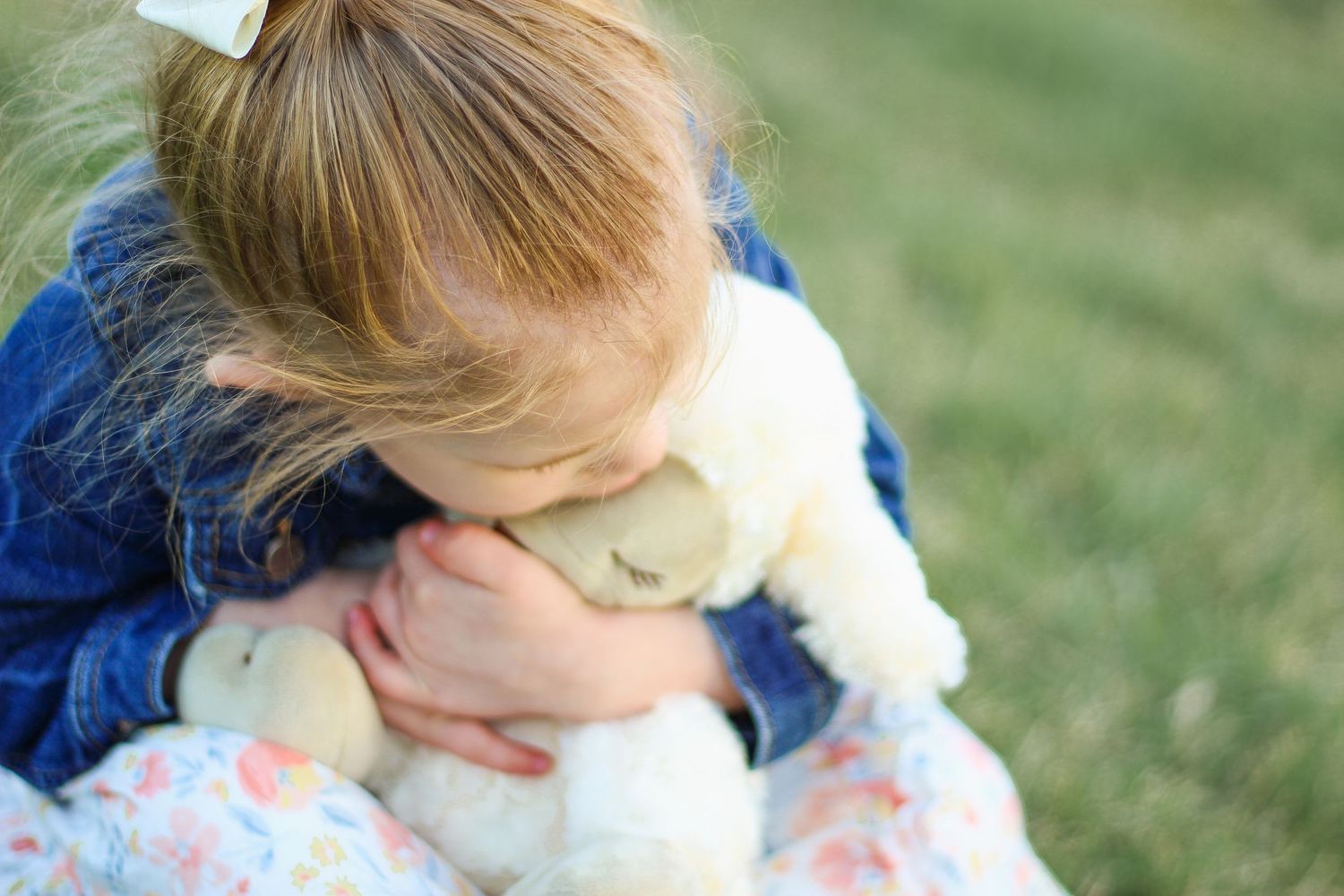 Springfield, IL family photographer captures a young girl hugging a stuffed lamb