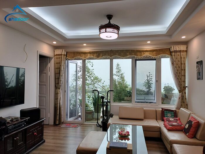 Lắp đặt cửa kính cường lực khung nhôm 1 cánh đi ra ban công
