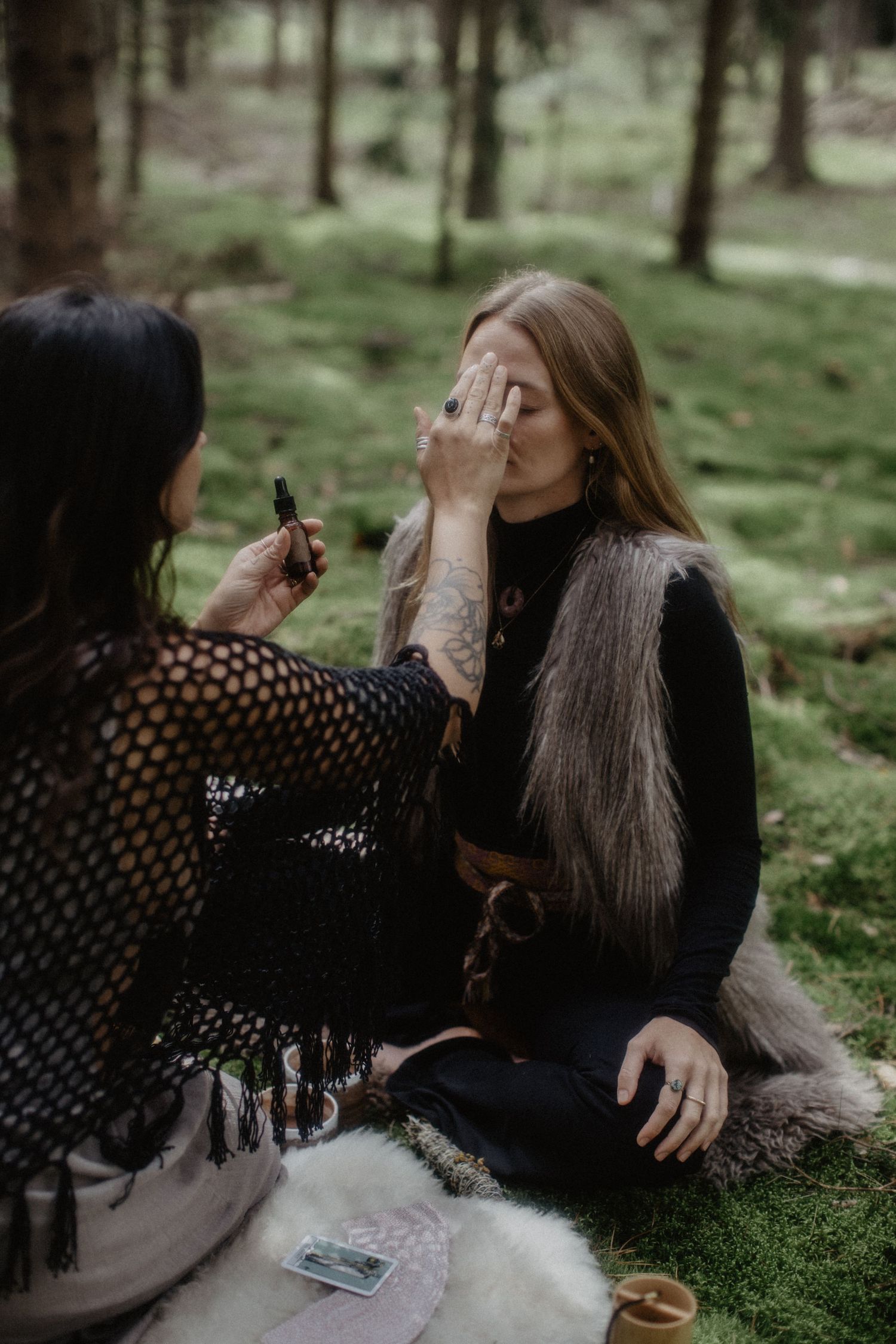 Ritual mit ätherischen Ölen in der Natur für Frauen