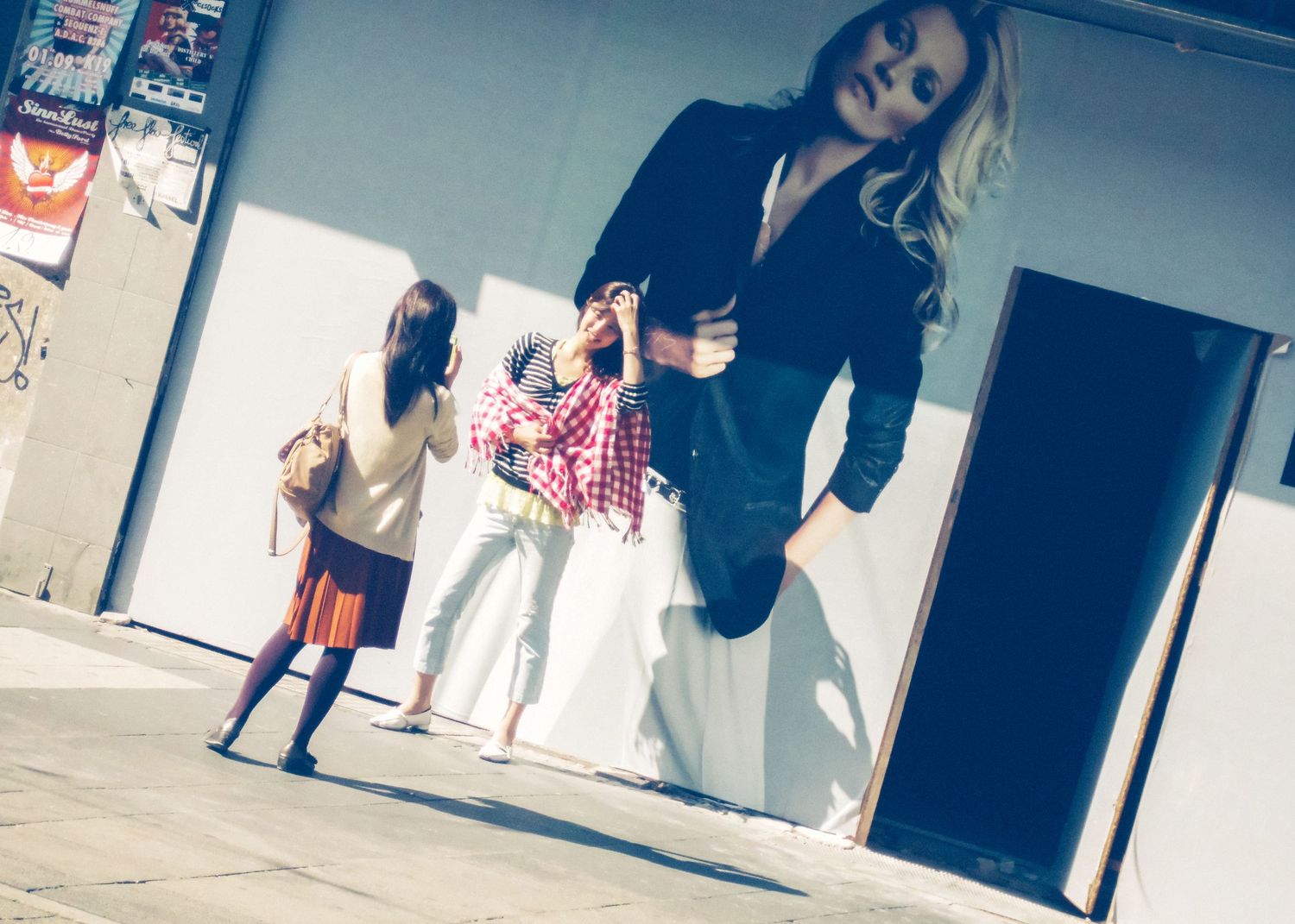 Strassenszene Documenta X in Kassel junge Frauen fotografieren sich vor einem Werbeplakat mit Kate Moss in der selben Pose