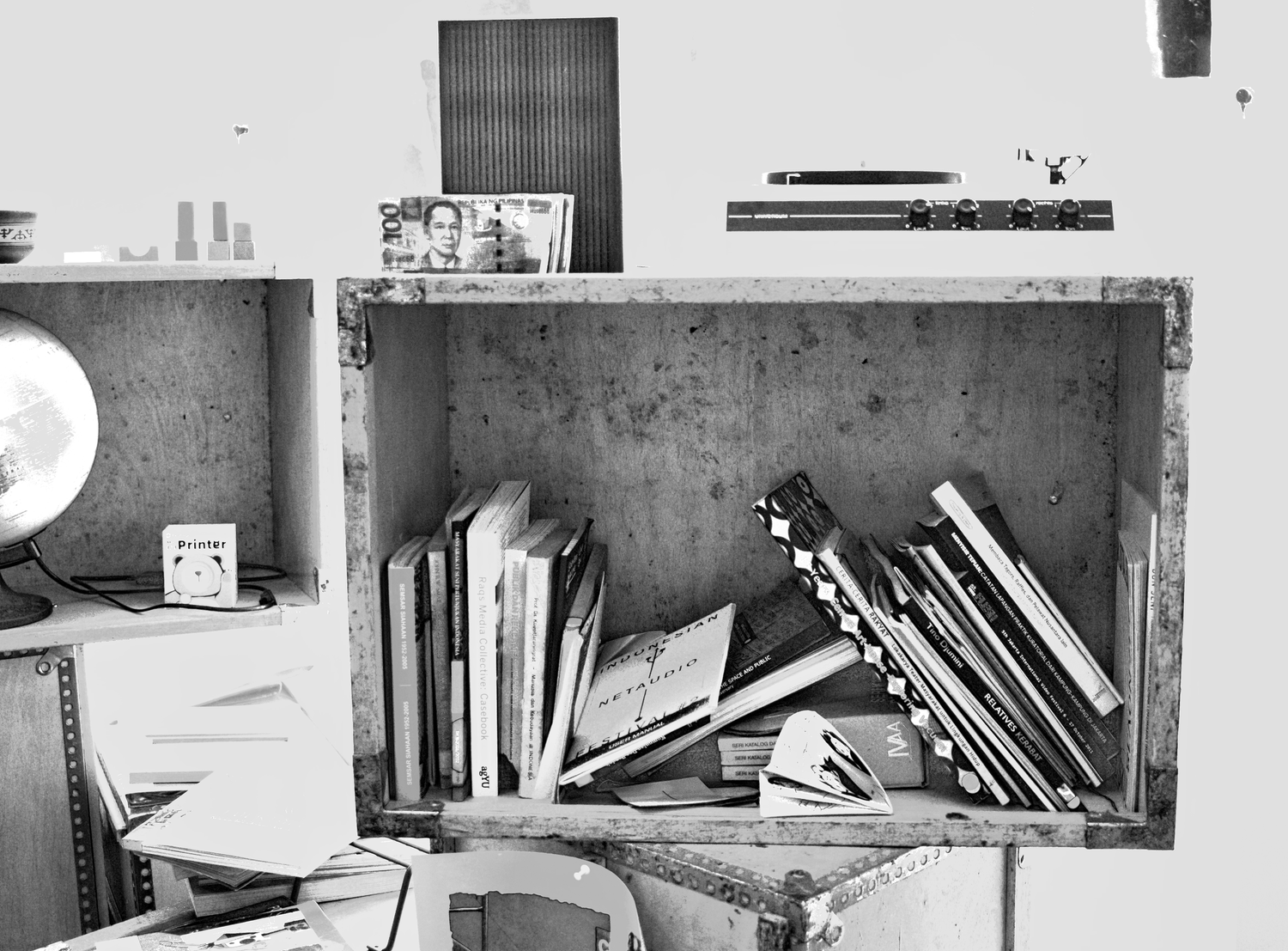 Kunstwerk Documenta X in Kassel im Friedricianum Bücher in einem Regal in schwarz/ weiß Ausschnitt