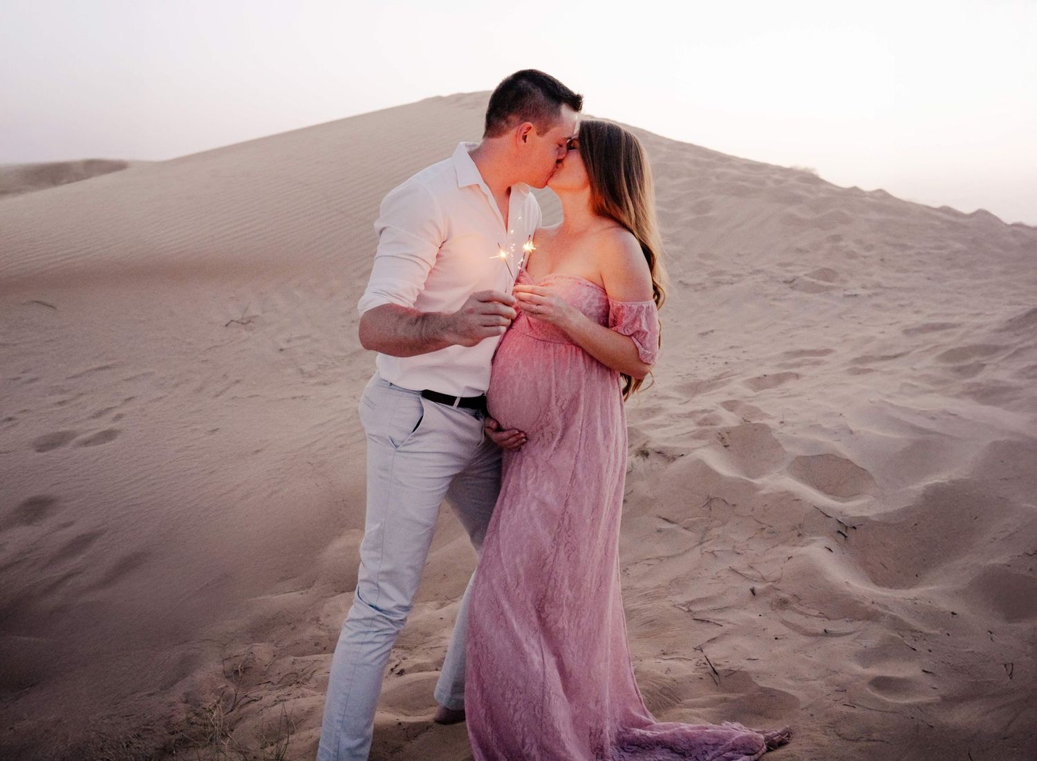 Maternity photoshoot in abu dhabi desert
