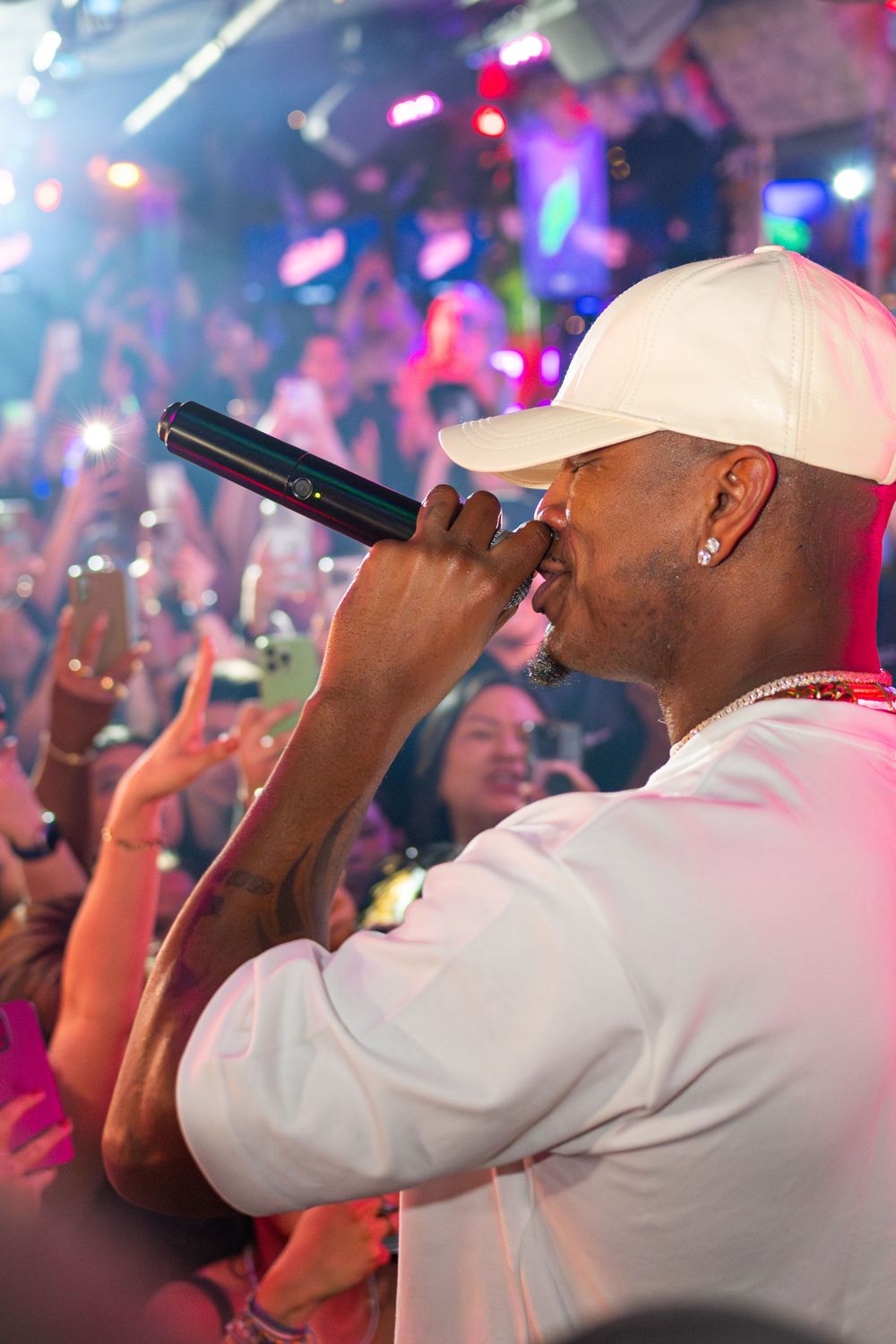 Captured epic shots of Ne-Yo live at Madd Hatter! 🎤🔥 Book Captured Moments Photography for your next big event. #NeYo #EventPhotography