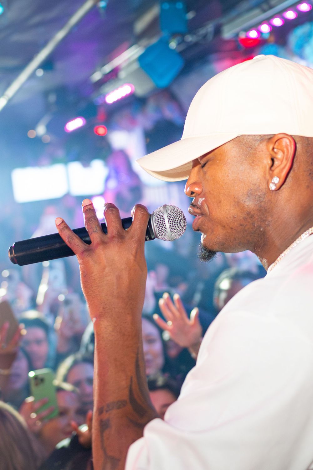 Captured epic shots of Ne-Yo live at Madd Hatter! 🎤🔥 Book Captured Moments Photography for your next big event. #NeYo #EventPhotography