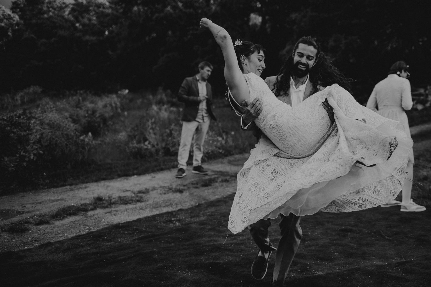 Noivo pega noiva no colo, foto preto e branco, casamento ritualístico na natureza em Leiria