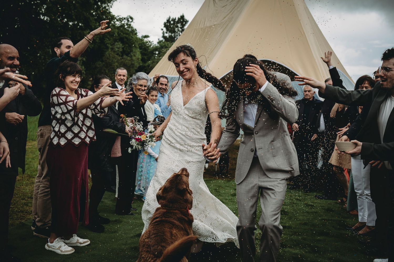 foto colorida, noiva e noivo rebem chuva de arroz após cerimonia ritualística de casamento, Leiria Portugal