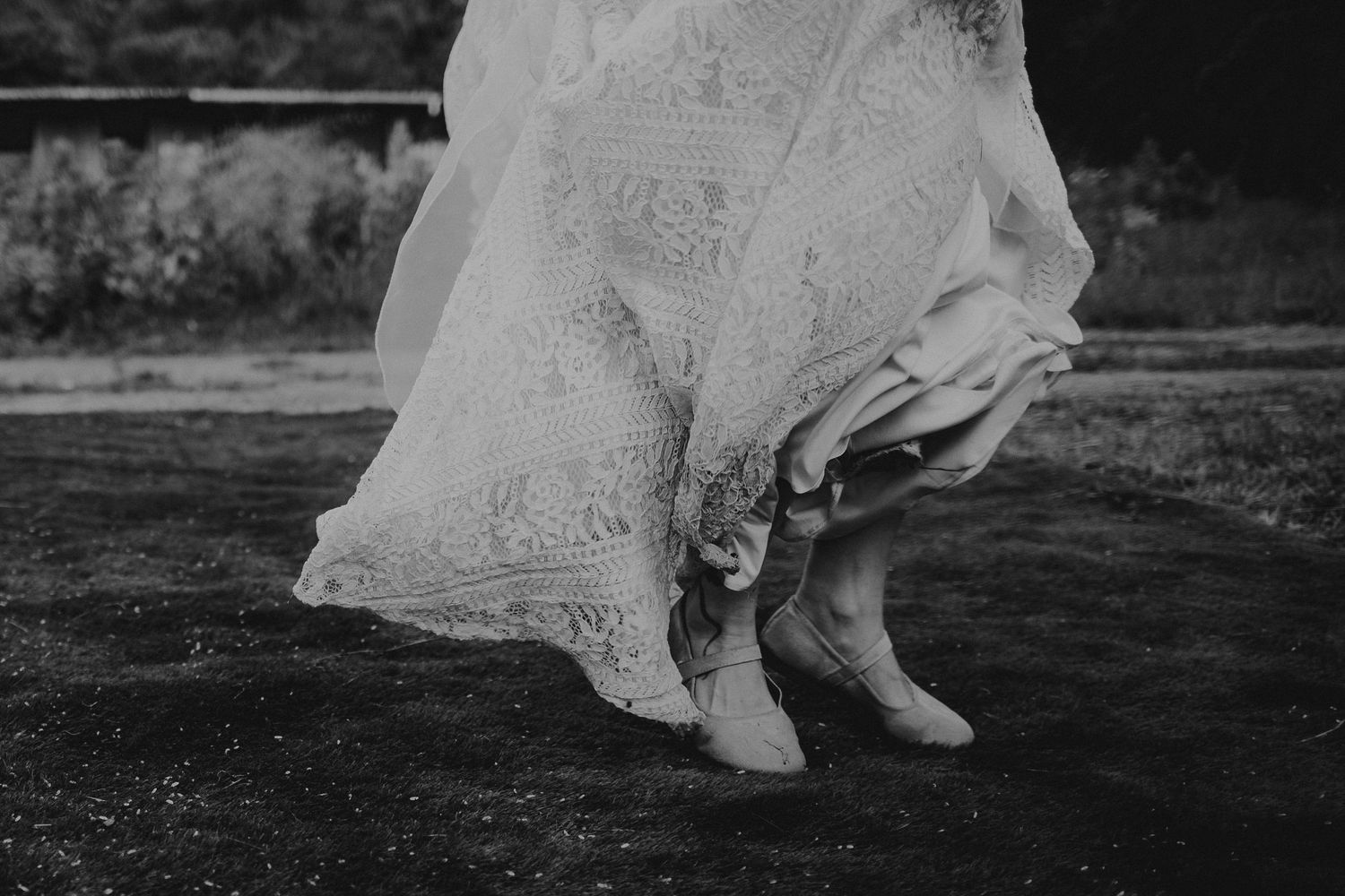 detalhe do pé de  uma noiva em foto preto em branco , dança no casamento e Leiria Portugal